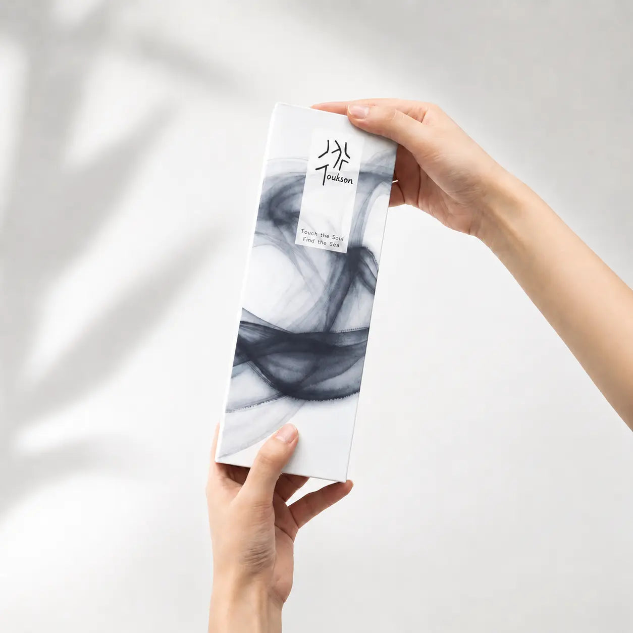 Toukson Focus Time pure incense sticks, a calming yet energizing fragrance to keep you focused and productive.